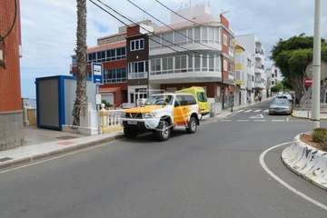 Una mujer se siente indispuesta en la playa de Salinetas y es evacuada en una ambulancia del SUC (Foto TA)